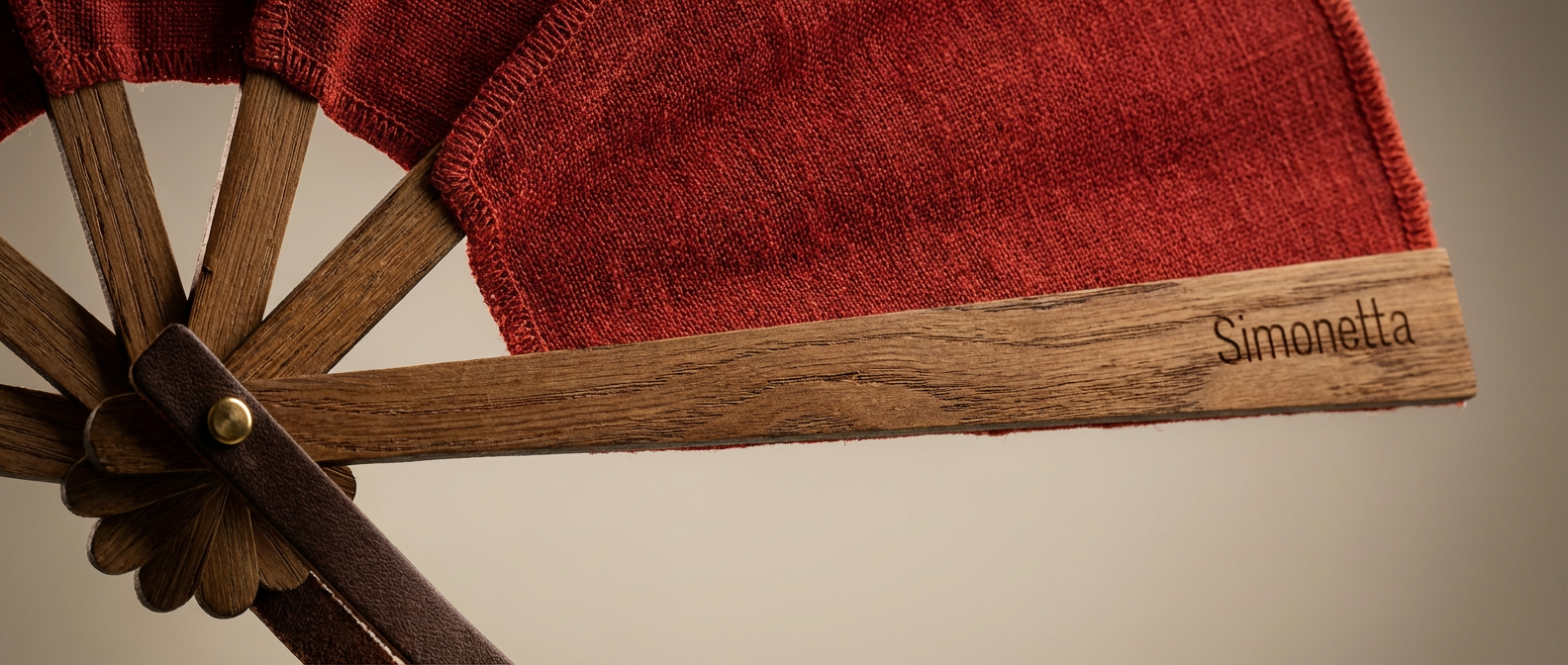 Firefly_Gemini Flash__Macro product photography of fan focusing on materials and craftsmanship._Extreme de 260226.png