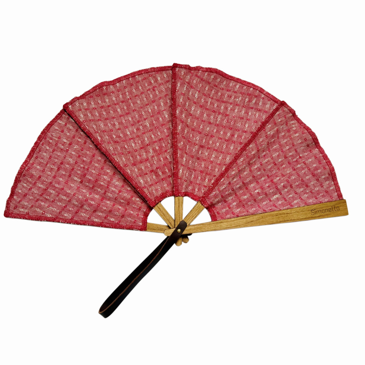 Abanico de lino artesanal Caela en rojo empolvado con estampado geométrico y varillas de madera